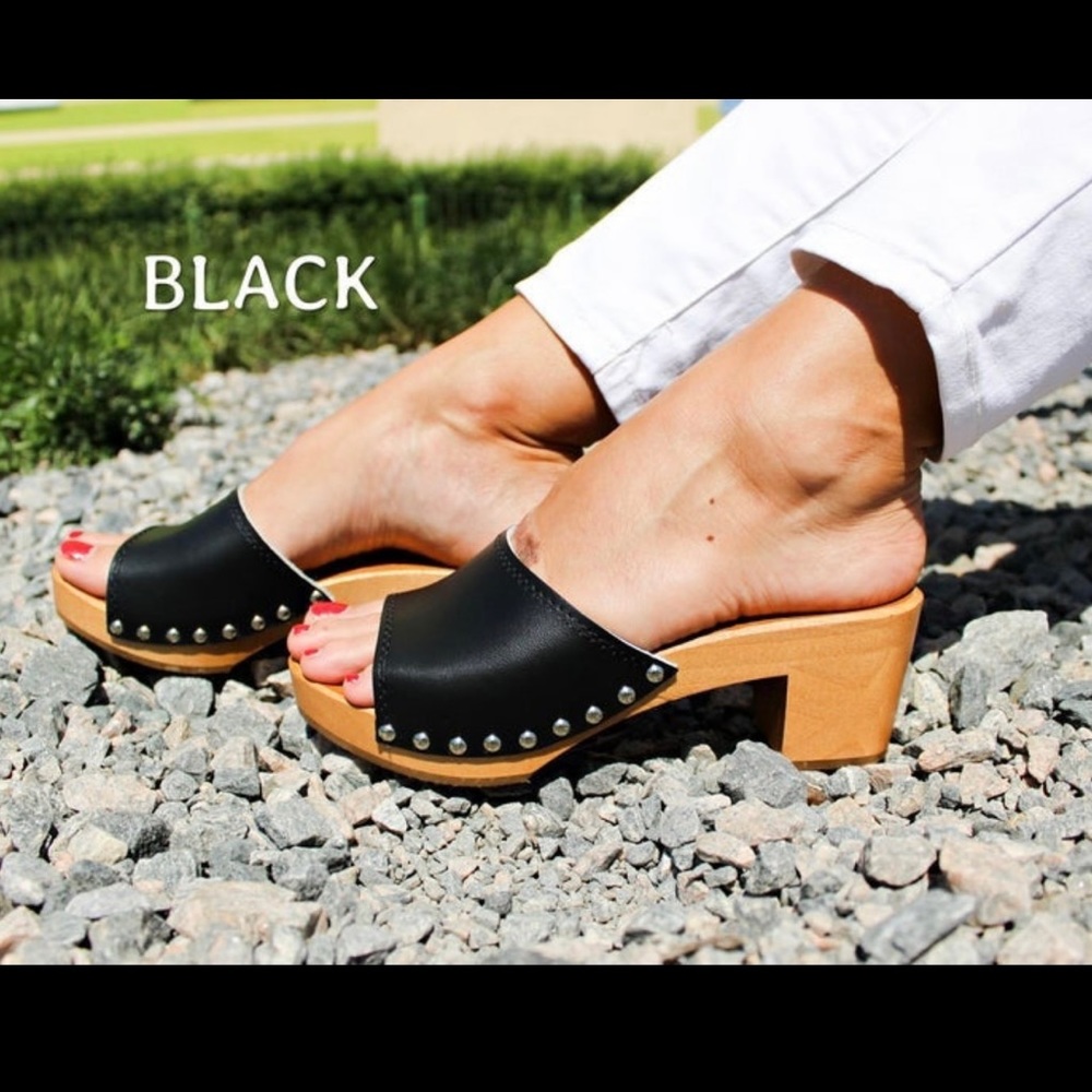 Natural calf leather, alder wood sole, varnish, non-slip sole open-toe clogs.